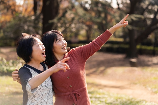 楽しんでいる中年の友人