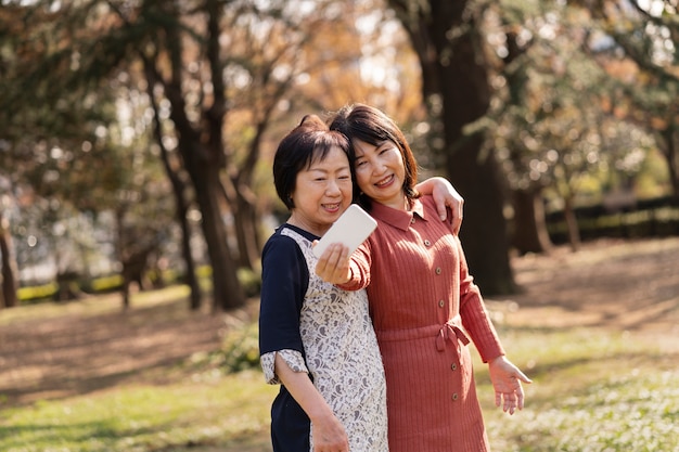 写真 楽しんでいる中年の友人