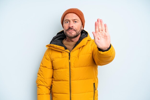 Foto bell'uomo di mezza età. concetto di tempo freddo