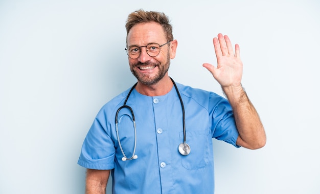 Uomo bello di mezza età che sorride e sembra amichevole, mostrando il numero cinque. concetto di infermiera
