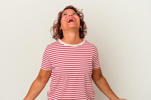 Foto donna latina di mezza età isolata su sfondo bianco risata rilassata e felice, collo allungato che mostra i denti.