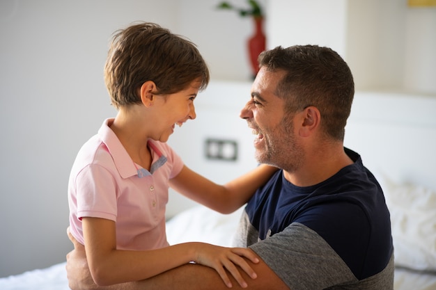 写真 中年の男と彼女の小さな娘が抱いています。