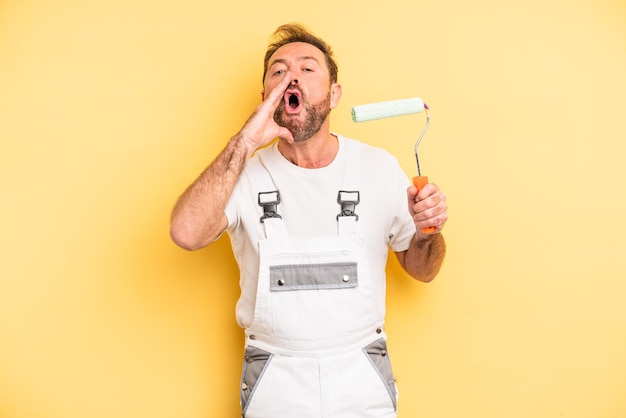 Uomo di mezza età che si sente felice, dando un grande grido con le mani vicino alla bocca. concetto di casa di pittura