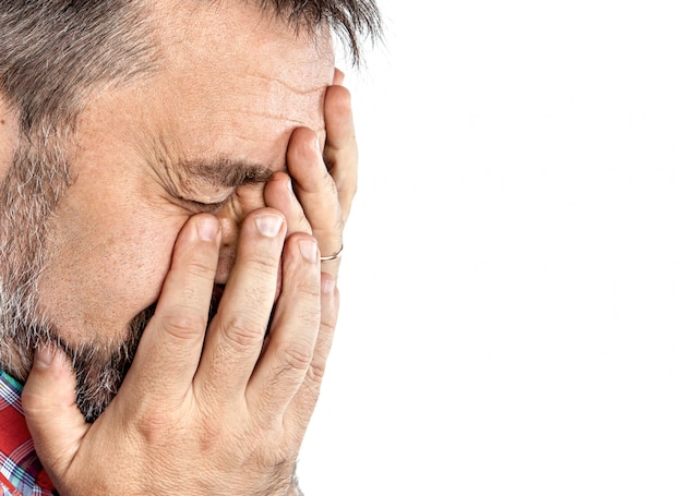 Мужчина среднего возраста страдает от головной боли