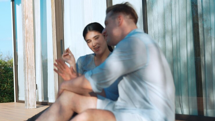 Photo 中年夫婦が屋外のテラスでリラックスししゃべっています
