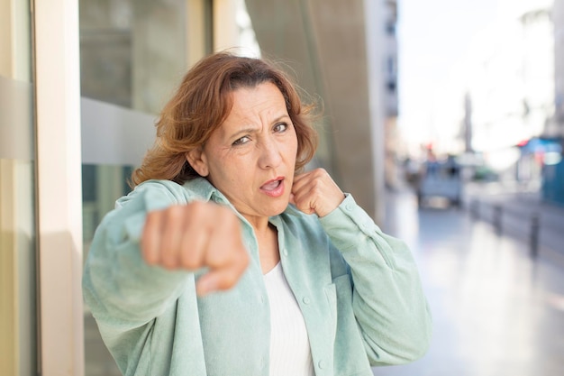 写真 コンセプトを表現する中年のきれいな女性