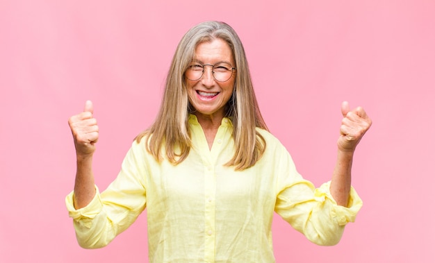 Foto donna graziosa di mezza età con capelli lunghi isolati