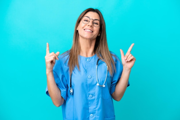 Женщина-хирург средних лет изолирована на синем фоне, указывая на отличную идею