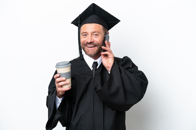 흰색 배경에 격리된 중년 대학 대학원생은 테이크아웃 커피와 모바일을 들고 있습니다.