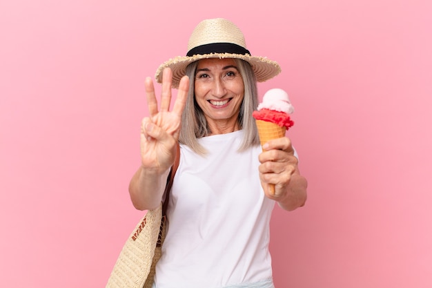 アイスクリームと中年の白髪の女性。夏のコンセプト