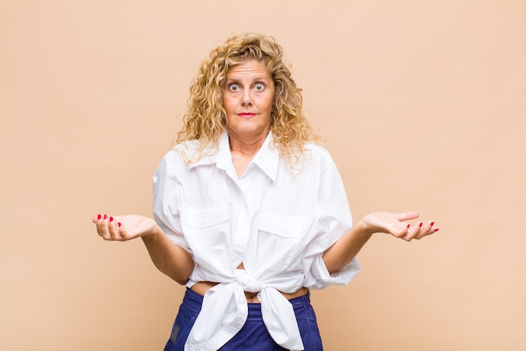 Photo middle age woman feeling clueless and confused, not sure which choice or option to pick, wondering