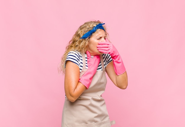 Donna di mezza età che si sente male con un mal di gola