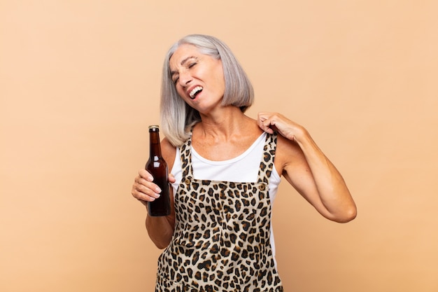 Женщина среднего возраста чувствует стресс, тревогу, усталость и разочарование, тянет рубашку за шею, выглядит расстроенной из-за проблемы с пивом