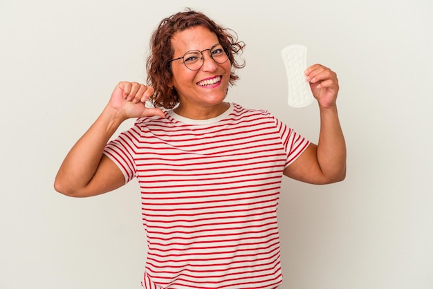 Photo middle age woman holding a compress isolated on white background feels proud and self confident, example to follow.