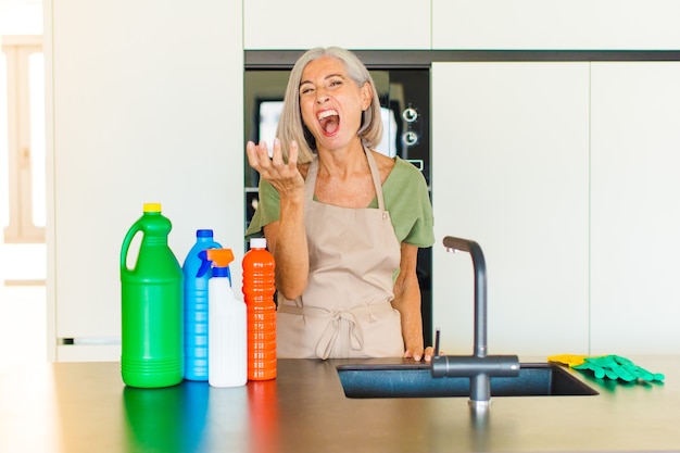 Donna di mezza età che sembra arrabbiata, infastidita e frustrata, urlando o cosa c'è che non va in te