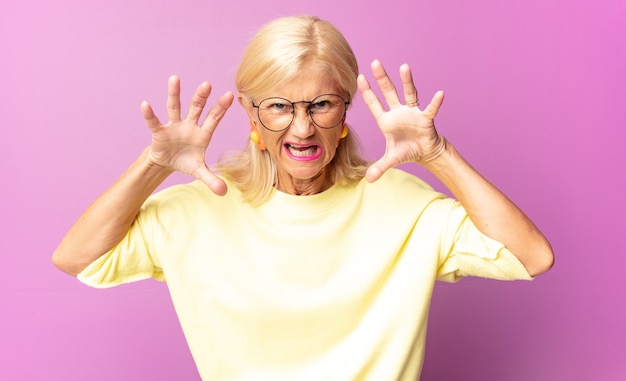 Фото Женщина среднего возраста, кричащая в панике или гневе, изолирована