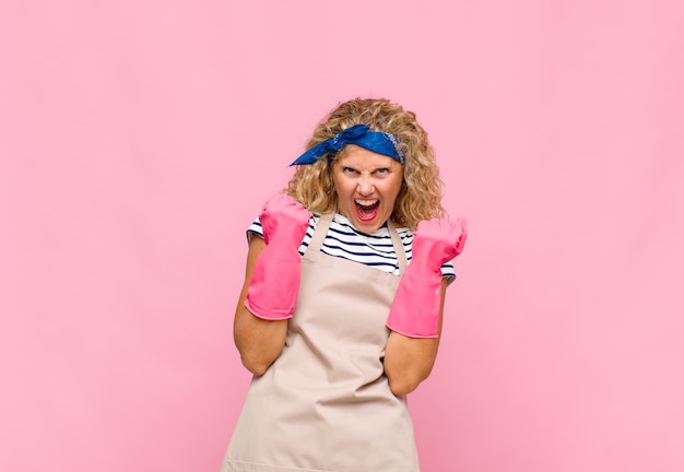 Photo middle age woman shouting triumphantly