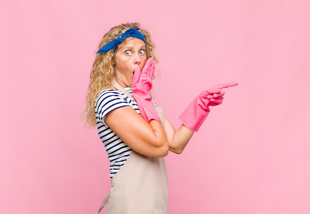 Donna di mezza età con lunghi capelli ricci isolati