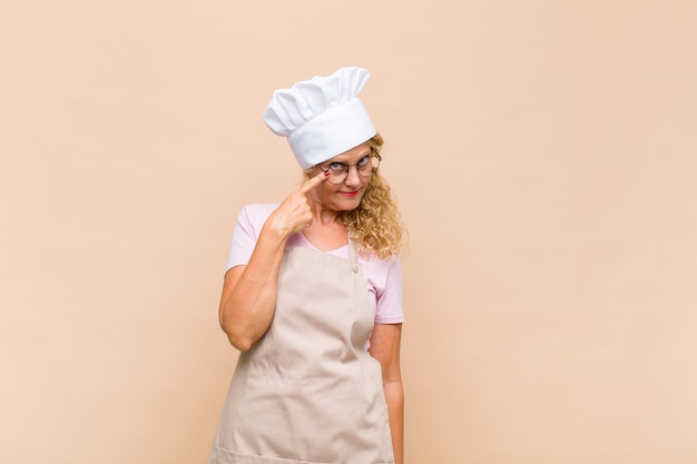 Donna di mezza età con lunghi capelli ricci isolati