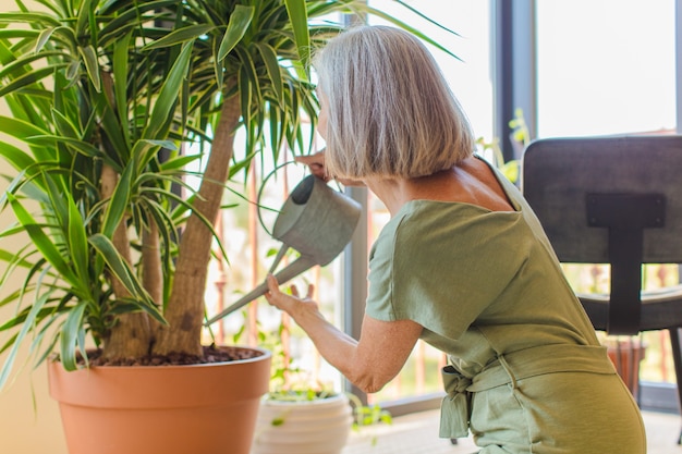 植物を持つ中年女性