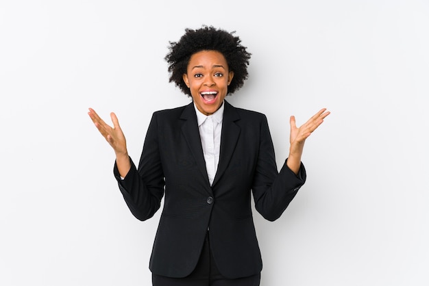 Афро-американских бизнес-леди средних лет на белом фоне изолированные празднует победу или успех, он удивлен и шокирован.