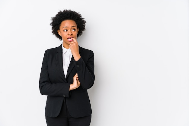 白い壁に中年のアフリカ系アメリカ人ビジネスの女性は、コピースペースを見て何かについてリラックスした思考を分離しました。