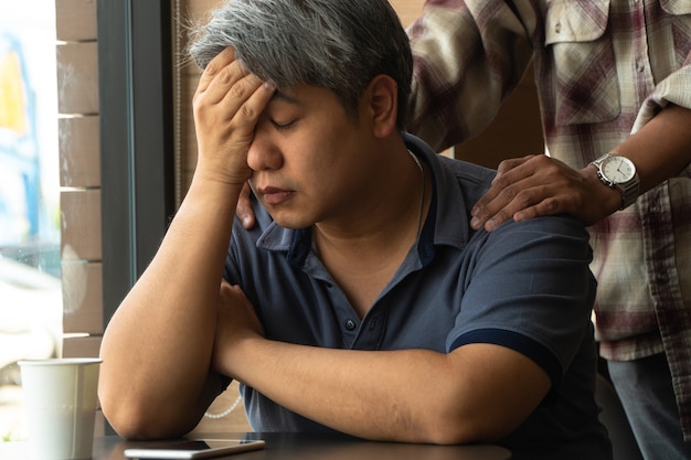 Uomo asiatico di mezza età 40 anni, stressato e stanco,