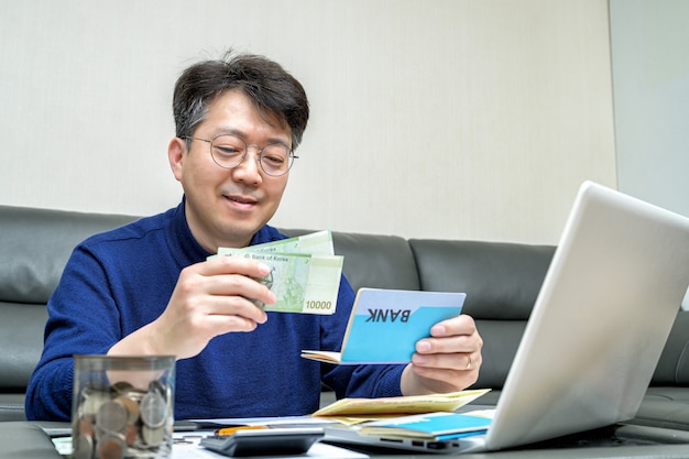 Азиатский мужчина средних лет готовится к налоговой декларации.