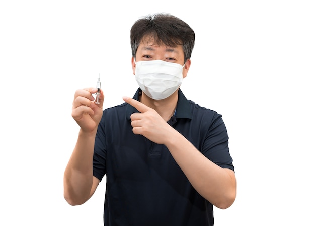 의료 마스크를 쓰고 아시아 중년 남자가 백신 주사기를 손에 들고있다.