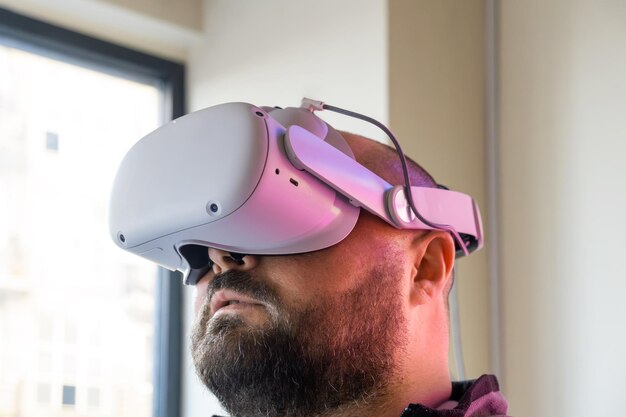 Foto uomo barbuto di mezza età con occhiali vr che esplora la realtà virtuale maschio con cuffie di realtà virtuale