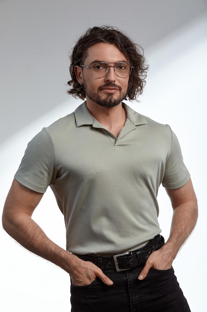 Middle-aged man, stylishly dressed in a gray T-shirt and glasses, business style, smart kezhl, handsome business man with glasses, business style concept, modern approach to men's fashion.