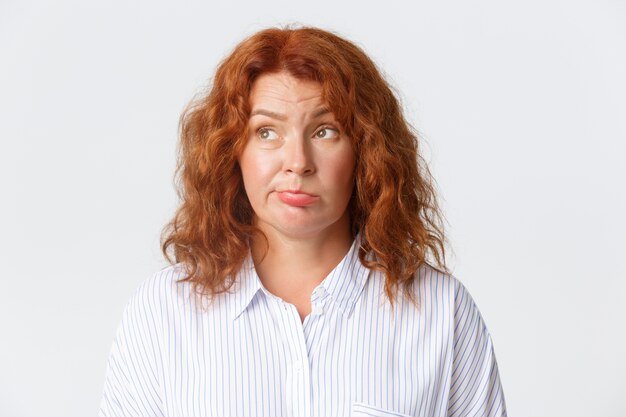 Photo middle-aged redhead woman posing