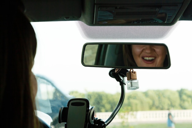 車の選択的な焦点を運転する中年の女性