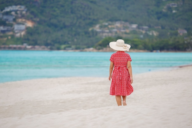 Donna di mezza età in un momento di relax a chaweng beach a koh samui, thailandia.