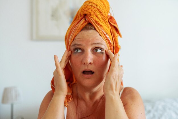 Photo middle aged woman with smudged mascara