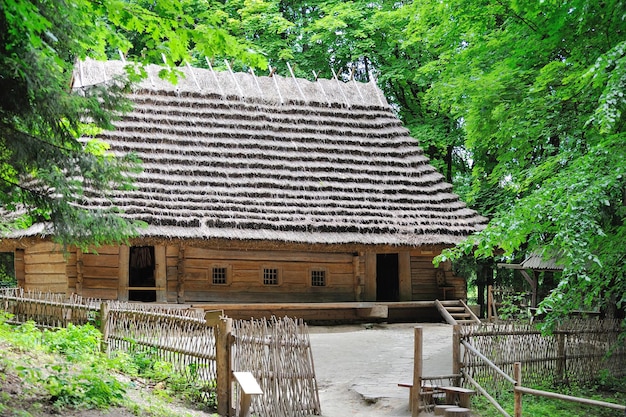 ウクライナのリヴィウ州の町にある木造建築の屋外博物館ShevchenkovskiyGayにある中世の正統な木造住宅