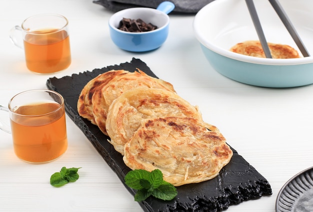 중동 Canai 또는 Paratha Flat Bread, 또는 인도네시아에서는 Roti Maryam이라고도 합니다. 타질 아침식사로 인기.