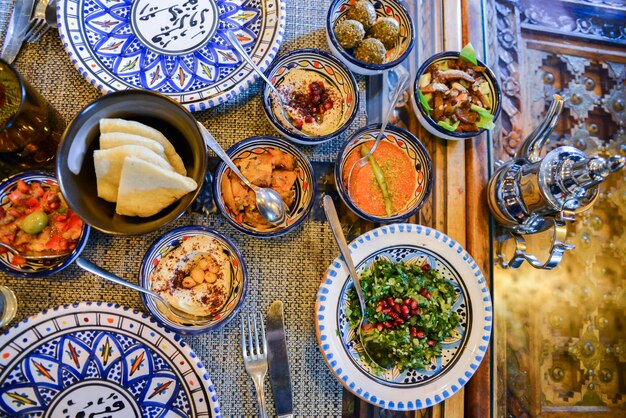 Photo middle eastern or arabic dishes and assorted meze concrete rustic background