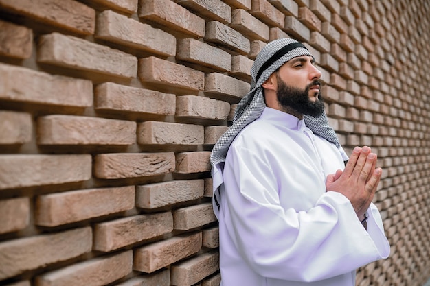 Middle eastern bearded man in traditional white clothing