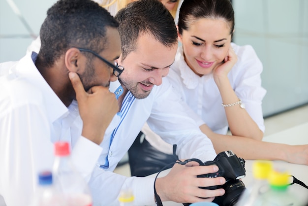 Photo middle eastern business people in modern office