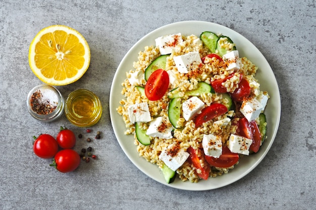 중동 요리. Bulgur, 야채 및 feta 치즈와 채식 샐러드. 신선한 밝은 아랍어 샐러드. Tabbouleh 샐러드.