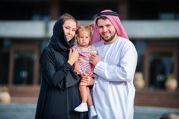 Ближневосточная семья на открытом воздухе Арабская семья