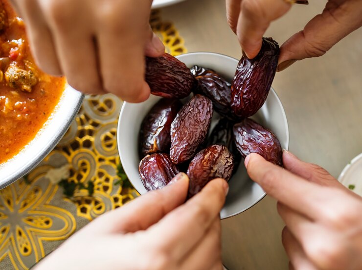 Photo middle eastern family sharing and eating dates together