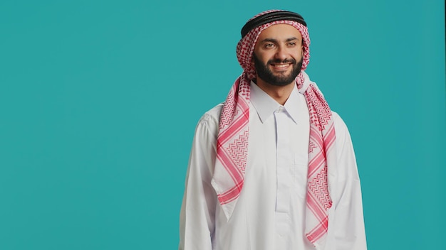 Photo middle eastern guy in traditional wear