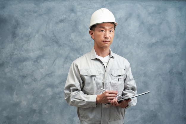 Uomo medio in abiti da lavoro