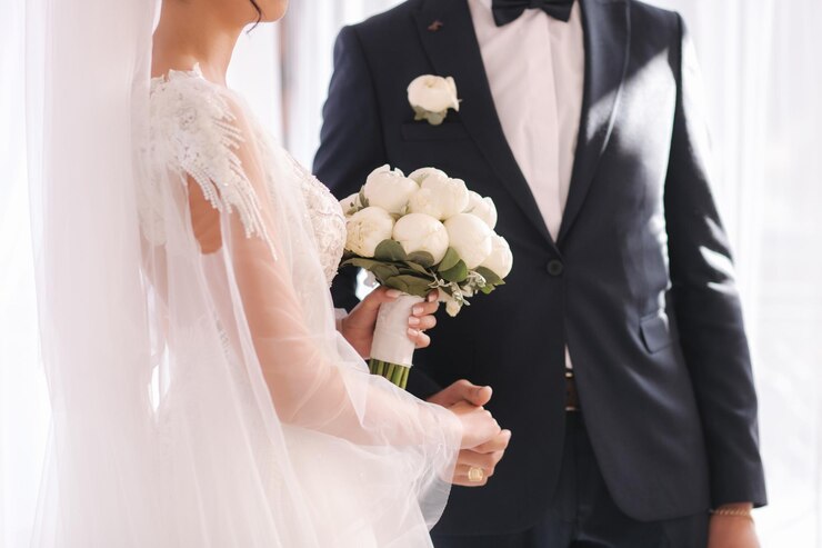 新婚夫婦が互いに指輪を付ける中央の選択