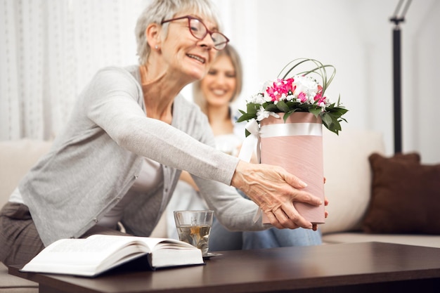 Photo middleaged blonde wants to show the flower box that she got from her husband