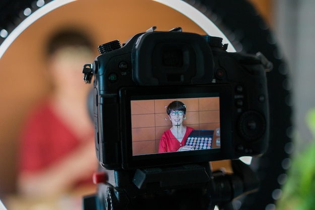 사진 중년 여성 뷰티 블로거 또는 메이크업 제품이 집에 있는 방에서 비디오를 녹화하는 영향력 있는 사람