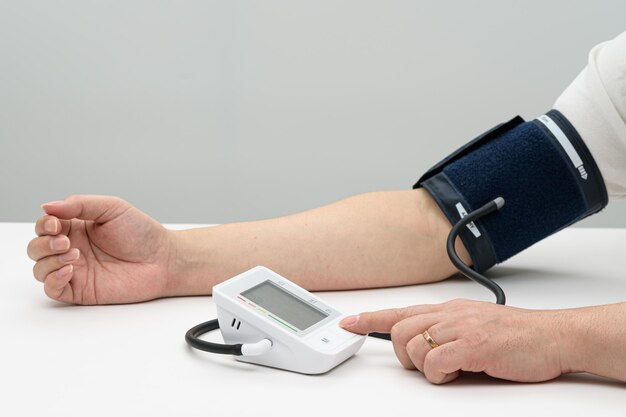 Photo middleaged man using blood pressure monitor