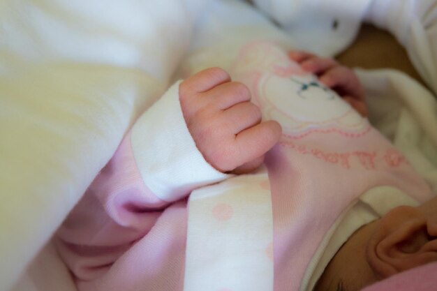 Foto sezione centrale di una bambina sdraiata sul letto